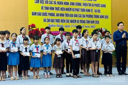 Chủ tịch Ủy ban nhân dân tỉnh Quảng Ngãi Nguyễn Hoàng Giang tặng quà học sinh có hoàn cảnh khó khăn.