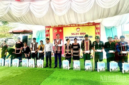 Thượng tướng Trần Quang Phương tặng quà cho bà con nhân dân làng Xộp.