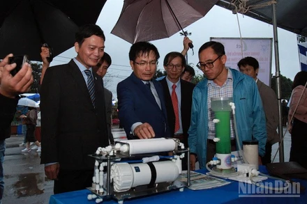 Các đại biểu tham quan gian hàng trưng bày sản phẩm, giải pháp công nghệ.