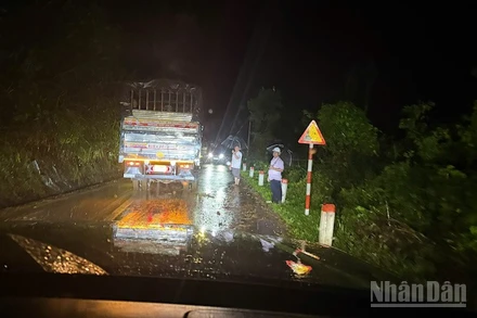 Sạt lở gây ách tắc giao thông trên đèo Violak.