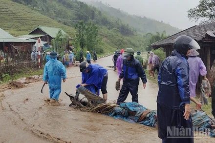 Xã Ngọc Linh huy động cán bộ và các lực lượng ngăn lũ bùn vào làng và nhà người dân.