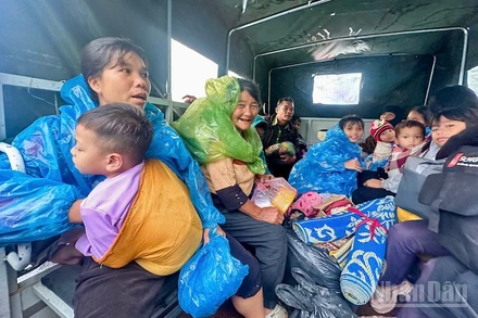 Xã Tây Trà Bồng sơ tán dân khu vực nguy cơ sạt lở đến nơi tập trung an toàn.