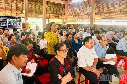 Cử tri xã Đăk Pék ý kiến với đại biểu Hội đồng nhân dân tỉnh Quảng Ngãi.