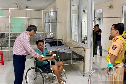 Đại diện lãnh đạo Sở Xây dựng tỉnh Quảng Ngãi thăm hỏi nạn nhân bị tai nạn giao thông trên đèo Ngọc Vin