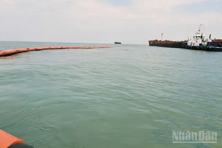 Phao quây biển chung quanh khu vực tàu bị nạn và sẵn sàng ứng phó sự cố tràn dầu