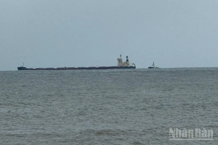 Tàu Star Bueno đang neo cách cảng Kỳ Hà 2 hải lý.