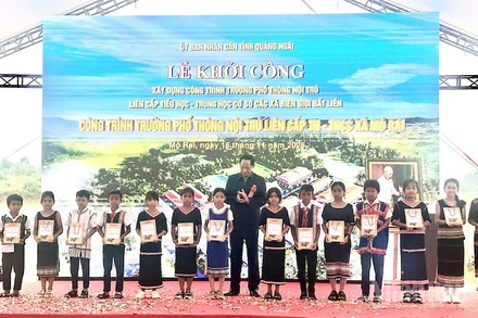 Thượng tướng Trần Quang Phương tặng quà cho học sinh xã Mô Rai.