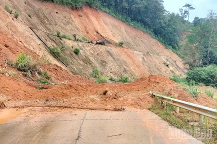 Mưa lũ gây thiệt hại nặng nề hệ thống giao thông miền núi tỉnh Quảng Ngãi.