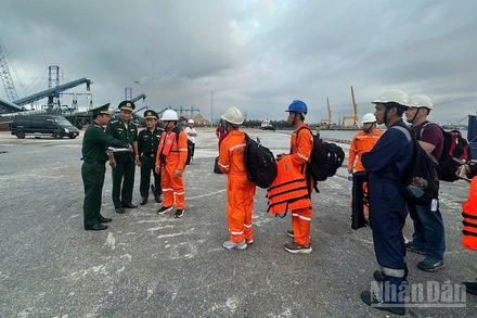 Cán bộ, chiến sĩ biên phòng thực hiện các thủ tục cho các thủy thủ.