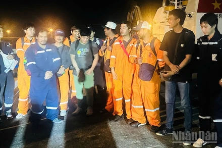 Vụ tàu Star Bueno mắc cạn vùng biển Dung Quất: 12 thuyền viên rời tàu