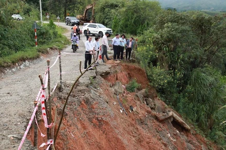 Lãnh đạo tỉnh Quảng Ngãi kiểm tra sạt lở các xã miền núi.
