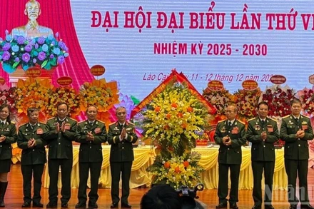 Thượng tướng Phạm Hồng Hương, Phó Chủ tịch Hội Cựu chiến binh Việt Nam tặng hoa chúc mừng Đại hội. (Ảnh: THANH SƠN)