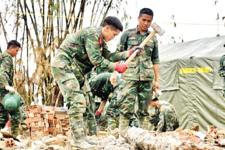 Bộ đội Quân khu 5 xây lại nhà cho người dân vùng lũ.