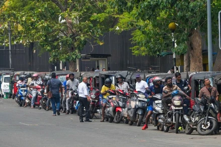 Người dân xếp hàng đổ xăng cho phương tiện tại Colombo, Sri Lanka ngày 17/3/2026. (Ảnh: THX/TTXVN)