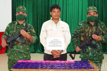 Đối tượng người Lào bị bắt giữ cùng tang vật hơn 12.000 viên ma túy tổng hợp dạng viên nén.