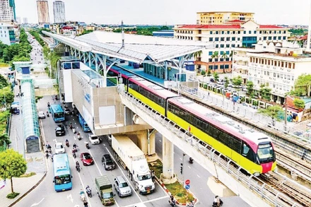 Đường sắt đô thị tại Hà Nội đang được đẩy nhanh tiến độ triển khai. Trong ảnh: tàu điện chạy đoạn trên cao tuyếnđường sắt số 3 Nhổn-ga Hà Nội.