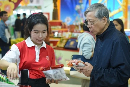 Người dân mua sắm tại hội chợ.