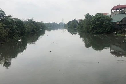 Chất lượng nước trên hệ thống thủy lợi Bắc Hưng Hải chảy qua địa bàn xã Nghĩa Trụ, huyện Văn Giang (Hưng Yên) đã được cải thiện. (Ảnh: HOÀNG HÙNG)