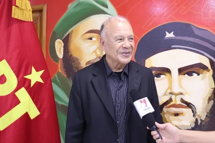 Tổng Bí thư Đảng Lao động Mexico Alberto Anaya Gutiérrez trả lời phỏng vấn của phóng viên TTXVN tại Mexico. (Ảnh: Phi Hùng-PV TTXVN tại Mexico)