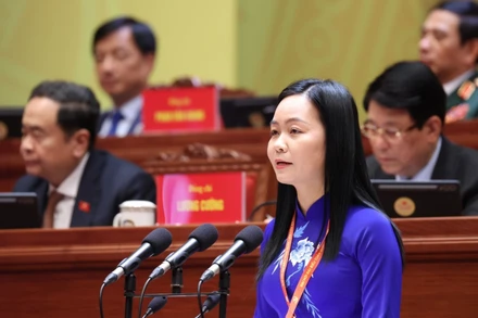 Đồng chí Nguyễn Thị Thúy Lam, Bí thư Đảng ủy, Chủ tịch Hội đồng nhân dân xã Tân Khánh Trung (tỉnh Đồng Tháp), trình bày tham luận “Xây dựng địa phương hạnh phúc, góp phần hiện thực hóa khát vọng xây dựng đất nước phồn vinh, thịnh vượng”. (Ảnh: TTXVN)