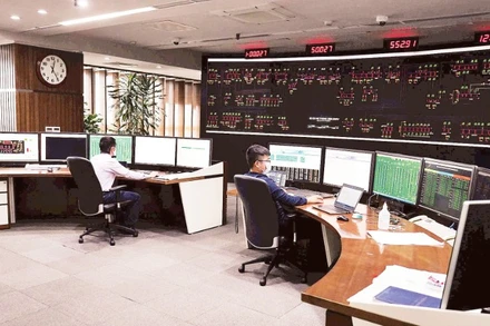 Kỹ sư trực vận hành tại Trung tâm Điều độ Hệ thống điện quốc gia, nơi trực tiếp điều hành hệ thống điện toàn quốc.