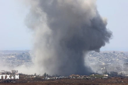 Khói bốc lên sau cuộc không kích của Israel xuống Dải Gaza. (Ảnh: THX/TTXVN)