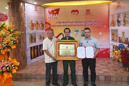 Tiến sĩ Lê Duy Hảo (giữa) nhận Bằng chứng nhận “Không gian di sản văn hóa-khu trưng bày và giới thiệu sản phẩm gốm sứ tâm linh Nason” do Hội Di sản Văn hóa Việt Nam trao tặng. (Ảnh: CAO HƯƠNG)