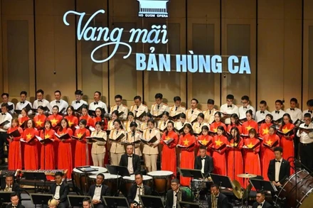 Đêm nghệ thuật "Vang mãi bản hùng ca". (Ảnh: NHÀ HÁT HỒ GƯƠM)