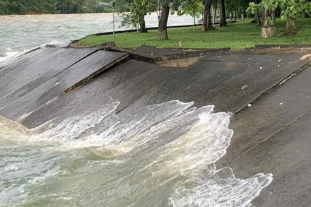 Mực nước hồ thủy điện Thác Bà dâng cao.