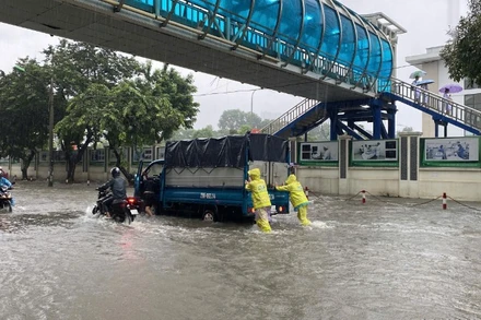 Xí nghiệp Thoát nước số 7 ứng trực tại Phùng Hưng-Hà Đông.