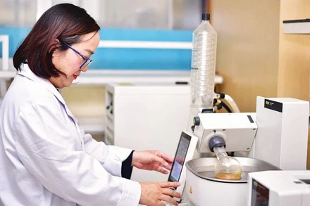 Kiểm tra dư lượng kháng sinh trong môi trường nước. (Ảnh MINH THU)