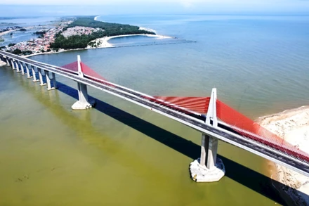 Cầu vượt cửa biển Thuận An.