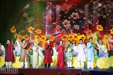 Tiết mục mở đầu Lễ trao giải Mai Vàng lần thứ 31. (Ảnh: LINH BẢO)