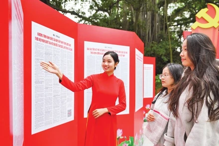 Không gian trưng bày “Toàn văn Dự thảo các văn kiện Đại hội XIV của Đảng” tại Trụ sở Báo Nhân Dân thu hút người dân đến đọc và tham quan. (Ảnh: THẾ ĐẠI)