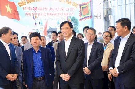 Bí thư Thành ủy Hà Nội Nguyễn Duy Ngọc kiểm tra công tác chuẩn bị bầu cử tại thôn Thụy Ứng, xã Thường Tín. (ảnh: Quang Thái).