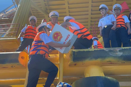 Các thành viên Tổ bầu cử đưa thùng phiếu lên nhà giàn.