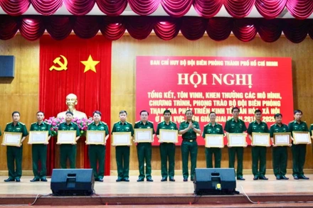 Thủ trưởng Bộ Tư lệnh Thành phố Hồ Chí Minh trao Bằng khen của Ủy ban nhân dân Thành phố Hồ Chí Minh cho các tập thể tiêu biểu. (Ảnh: QUANG TIẾN) 