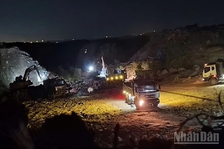 Nhiều phương tiện, thiết bị bốc dỡ, vận chuyển khoáng sản xuyên đêm trong thời gian dài.