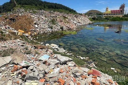 "Núi" chất thải bên cạnh di tích thắng cảnh Tò Vò.