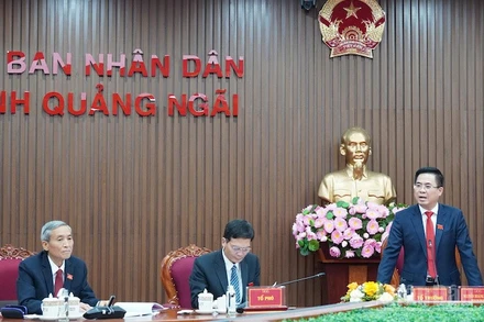 Đồng chí Nguyễn Hoàng Giang, Phó Bí thư Tỉnh ủy, Chủ tịch Ủy ban nhân dân tỉnh Quảng Ngãi chủ trì thảo luận.