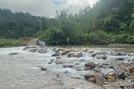 Mùa mưa, cán bộ miền núi luôn đối diện nguy hiểm trên các tuyến đường, sông suối.