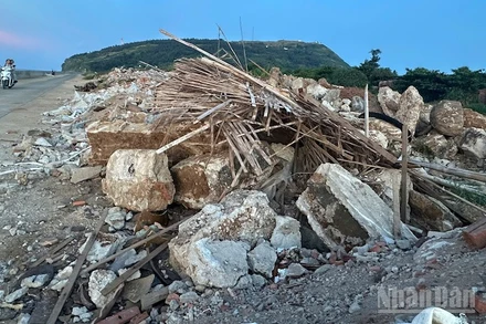 Chất thải hỗn hợp tràn lan trên đảo Lý Sơn.