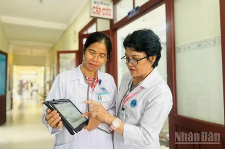 Các bác sĩ Trung tâm Y tế Bình Sơn kiểm tra bệnh án điện tử.