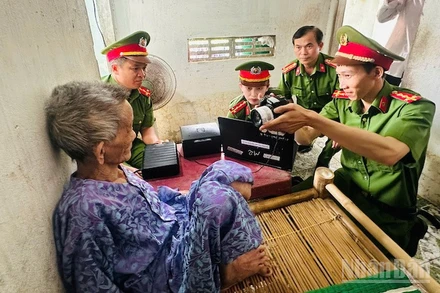 Những ngày cuối tuần, cán bộ, chiến sĩ Công an xã Nghĩa Hành phục vụ nhân dân theo yêu cầu công việc thực tế ở cơ sở.