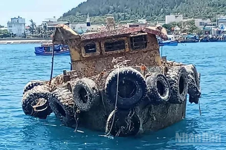 Tàu LA-06695 được trục vớt sau hơn một năm vụ chìm trên biển.