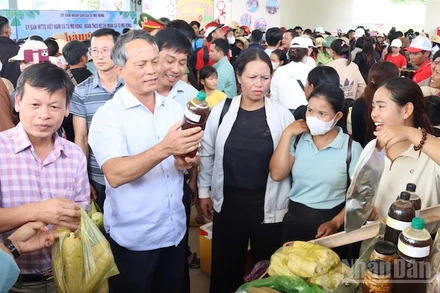 Lãnh đạo xã Tu Mơ Rông giới thiệu hàng nông sản tại Phiên chợ 0 đồng.