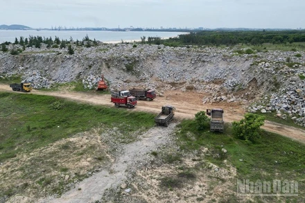 Phương tiện, thiết bị tại bãi chứa khoáng sản Khu du lịch Thiên Đàng.