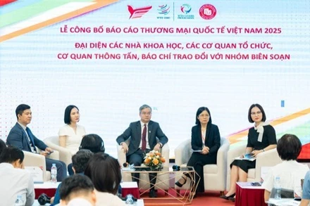 Không gian đối thoại đa chiều giữa giới học thuật, cơ quan quản lý và cộng đồng doanh nghiệp tại buổi lễ.