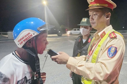 Kiểm tra nồng độ cồn của người tham gia giao thông. (Ảnh: LÂM QUANG HUY)