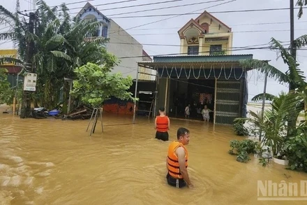 Ngày 30/9, tại xã Nông Cống (Thanh Hóa), hàng nghìn hộ dân đang bị cô lập trong biển nước. (Ảnh: THANH TRÀ)